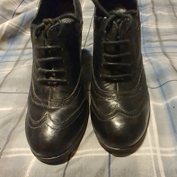 Born Wing Tips w/stacked heel - Picture 2 of 6